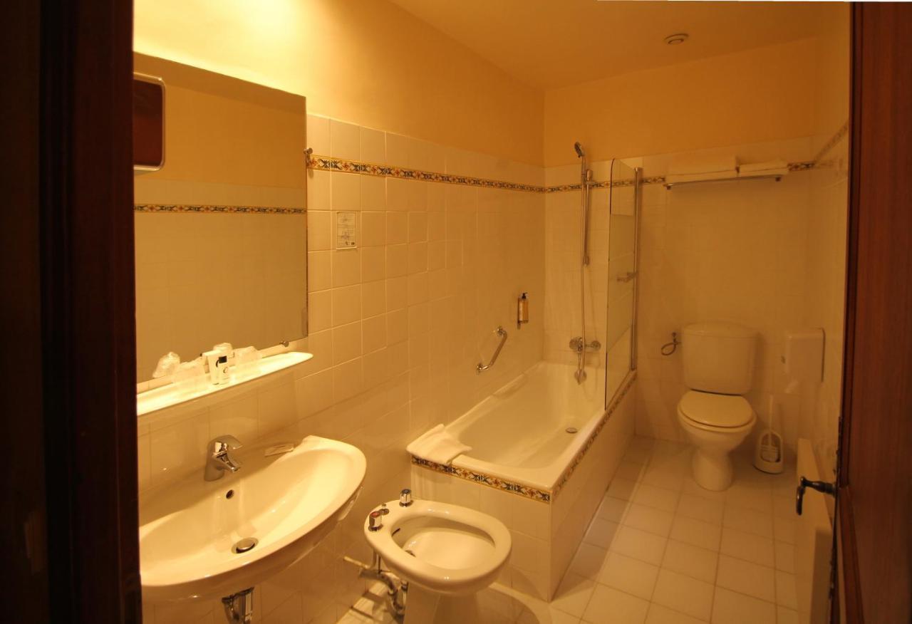 Double or Twin Room Bath,1068699670:JPEG